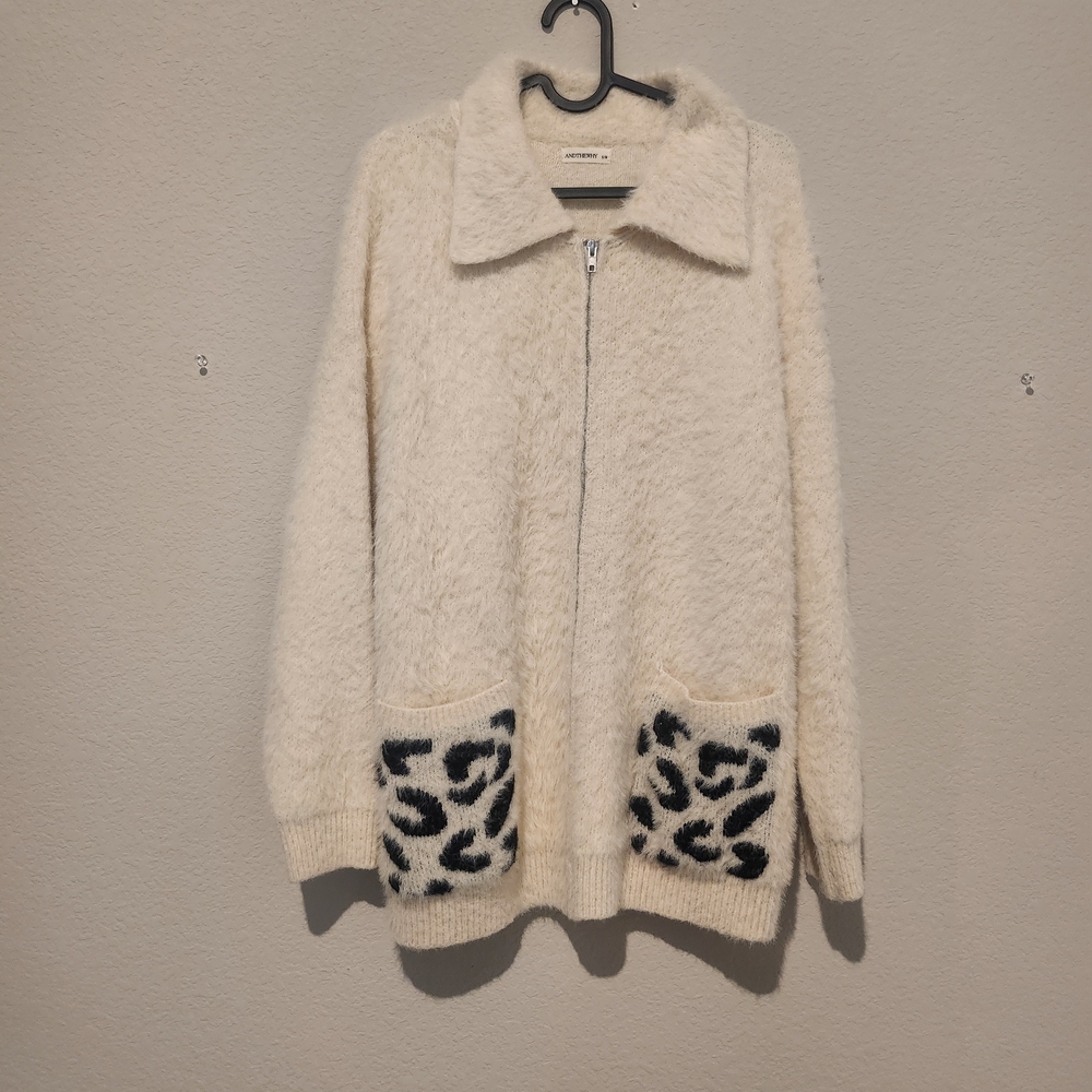 Cozy Cream Zip-Front Jacket with Leopard Pocket Detail
